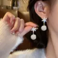 Pendientes de invierno con copo de nieve y pompón esponjoso, joyería de pedrería. - Botones Copo de Nieve Pelo