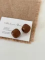 Pendientes geométricos cuadrados marrones, joyas minimalistas elegantes de otoño invierno chic. - Pendientes de botón cuadrados