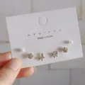 Set de pendientes minimalistas con perlas, rosas y mariposas para un estilo diario elegante. - Juego de pendientes de botón de mariposa y flor