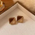 Detalle de pendientes cuadrados retro de café con leche, diseño bicolor con acento de metal. - Pendientes de contraste color caramelo