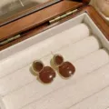 Pendientes geométricos irregulares color café con leche, elegante tachuela de aleación retro. - Pendientes de botón geométricos café con leche