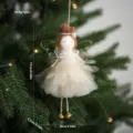 Poupée ange de Noël artisanale avec robe en tulle et cloches pour décorer le sapin de fête. - Ange en dentelle à pétales champagne