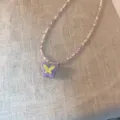 Variante de collar de mariposa con cuentas en lila y amarillo, estilo dulce y tierno. - Mariposa Púrpura