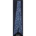 Dettaglio di foulard da collo stretto blu scuro con motivo geometrico cachemire bianco stampato - Motivo paisley PDXJ, fondo blu marina