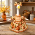 Vue détaillée d'une adorable oie en peluche d'automne avec robe citrouille et chapeau. - Citrouille d'Halloween géante