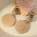 Boho ξύλινα γεωμετρικά σκουλαρίκια με πλεγμένες μπάλες από άχυρο και στρογγυλούς δίσκους. - Ρετρό Ξύλινο Γεωμετρικό Στυλ (80133901)