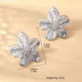 Vista dettagliata degli orecchini pendenti a fiore in metallo argentato con quote e peso. - Stile Fiore Argentato Lucido (80118301)