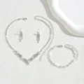 Elegantes silbernes Strass-Schmuckset mit glitzernder Halskette Ohrringen und Armband. - Dreiteiliges Set (80827801) / Silber