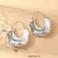 Vista dettagliata degli orecchini in metallo geometrici asimmetrici con dimensioni e peso. - Stile Tondo a Ventaglio Asimmetrico (80118401)