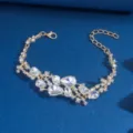Dettaglio bracciale con strass a goccia dorato squisito, elegante gioiello nuziale. - Stile Strass Bianco Tono Oro (80532002) / Oro Bianco