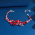 Primo piano dettagliato di un bracciale in lega argentata con brillanti strass rossi. - Stile Strass Rosso Tono Argento (80532003) / Rosso