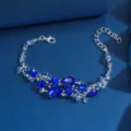 Meraviglioso bracciale da sposa in lega argentata con strass blu a goccia, dettaglio in primo piano. - Blu