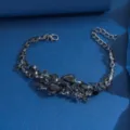 Vista dettagliata del bracciale di lusso in lega con strass neri e cristalli scintillanti. - Nero