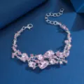 Dettaglio del braccialetto in lega di strass di cristallo rosa con pietre scintillanti. - Rosa