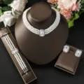 Elegante set di gioielli con collana bracciale e orecchini di perle sintetiche. - Set da Tre Pezzi con Pietra Rettangolare / Bianco (80843301)
