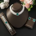 Vista dettagliata del set elegante di collana, bracciale e orecchini di perle con pietra verde. - Set da Tre Pezzi con Pietra Rettangolare / Verde (80843306)