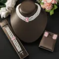 Elegante set di gioielli con collana bracciale e orecchini di perle multistrato rosa - Rosa (80843309)