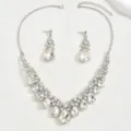 Primo piano dettagliato di collana con strass in cristallo scintillante e orecchini set. - Argento