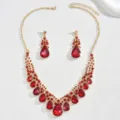 Vista dettagliata del set di gioielli con collana e orecchini in cristallo rosso vintage. - Rosso