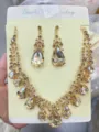 Elegante set di collana e orecchini con cristalli champagne, dettaglio di gioielli. - Champagne