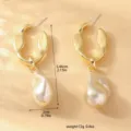 Orecchini a cerchio geometrici dorati con perla barocca, gioielli eleganti retrò. - Cerchio geometrico irregolare con pendente in perla artificiale (80118802) / Oro