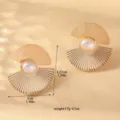 Orecchini asimmetrici a ventaglio in metallo con perla, gioielli vintage eleganti. - Disco a forma di ventaglio asimmetrico con perla artificiale (80119302) / Oro