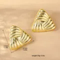 Primo piano di orecchini metallici geometrici asimetrici a ventaglio dorati. - Stile a Ventaglio Geometrico (80119402) / Oro