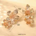 Orecchini pendenti a fiore in metallo dorato per donna, bellissimi gioielli floreali eleganti - Stile Fiore d'Oro a Doppio Strato 3D (80120002)
