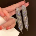 Primo piano orecchini lunghi con nappe di strass argento cristalli brillanti gioielli. - Argento (4112)