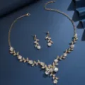 Set collana e orecchini da sposa foglie strass oro, elegante gioielleria nuziale vista dettagliata. - Set da 2 pezzi (Collana + Orecchini) / 8915 Oro Set Due Pezzi