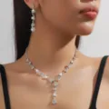Dettaglio di un set di collana a Y e orecchini in strass scintillanti per abito da sposa. - Stile a Cerchio / Set da 2 Pezzi (Collana+Orecchini) / Argento