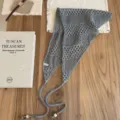 Foulard triangulaire en tricot ajouré gris, accessoire de cheveux élégant pour l'été. - Gris