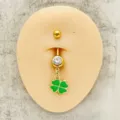 Piercing para ombligo de acero inoxidable dorado con circón blanco y colgante de trébol. - Estilo Trébol Verde (JE1569B)