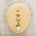 Piercing de ombligo dorado con circonita transparente, hojas verdes y colgante de flor blanca. - Estilo Tulipán Blanco (JE1569C)