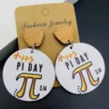 Όμορφα ξύλινα σκουλαρίκια Pi Day με στρογγυλό μαθηματικό σχέδιο σε χάρτινη βάση. - Στυλ Ημέρα του Π (C)