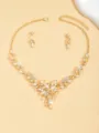Detailaufnahme der eleganten goldenen Strass-Blätter-Halskette und passenden Ohrringe Set. - Gold