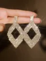 Orecchini lunghi esagerati pavé di diamanti da donna, gioielli di modo dorati di lusso. - Oro