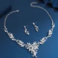 Nahaufnahme des silbernen Strass-Blätter-Halskette- und Ohrring-Sets für Abendkleider. - Silber