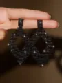 Orecchini pendenti in strass nero con elegante design geometrico traforato e brillante. - Canna di Fucile