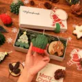 Set de regalo de velas perfumadas navideñas con una vela verde con forma de mitón - Clásico-Caja de Regalo Pequeña A (Árbol+Guante+Hombre de Jengibre)