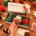 Set de regalo de velas aromáticas navideñas hechas a mano con formas de casa y árbol - Caja de Regalo Pequeña B (Árbol+Casa+Guante)