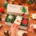 Coffret cadeau de bougies parfumées de Noël avec une bougie en forme de renne blanc - Grande Boîte Cadeau A (Pin+Cerf+Gant)