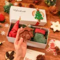 Coffret cadeau de bougies parfumées de Noël faites main avec formes de maison et chaussette. - Grande Boîte Cadeau B (Père Noël+Maison Lapin+Chaussette)