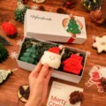 Coffret cadeau de bougies parfumées de Noël fait main avec père Noël et sapins - Grande Boîte Cadeau C (Sapin+Père Noël+Maison)