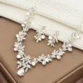 Elegantes silbernes Strass Blumen und Blatt Halskette mit funkelnden Ohrringen. - 2-teiliges Set / Silber