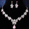 Elegantes silberfarbenes Kristall Blumen Halskette und Ohrringe Set fur Damen Party Schmuck. - 2-teiliges Set / Rosa
