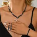 Elegante schwarze Strass Halskette Ohrringe Armband Set fur Damen Abendkleid Hochzeit. - Dreiteiliges Set / Schwarz