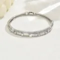Primo piano di un braccialetto geometrico in argento con strass scintillanti, design elegante. - Stile Cavo Geometrico (80511601) / Argento