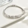 Primo piano dettagliato di un bracciale rigido geometrico in strass argento, elegante e luminoso. - Stile Torsione Geometrica (80512201)