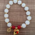Bracciale di perle di giada bianca in stile cinese con perle rosse e ciondolo pesce. - Stile 15 Ciondolo Pesce Rosso Moneta (5374646856722)